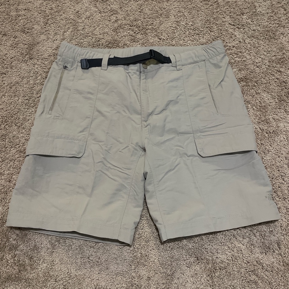 Men’s The North Face cargo shorts size XL (missing the detachable bottoms)